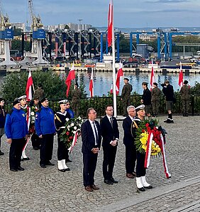 Von links: Herbert Lindörfer, weiterer Vertreter des Präsidenten, Bezirkstags-präsident Peter Daniel Forster und Hans Henninger, Beauftragter für die Part-nerschaft m. Pommern bei der Kranzniederlegung.