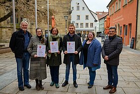 Gruppenbild von der Urkunden-Überreichung in der Weißenburger Altstadt