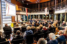 Ein Blick in das Publikum im Sitzungssaal des Ansbacher Bezirksrathauses während dem deutsch-polnischen Neujahrsempfang. Sie lauschen dabei einem Musikstück zweier Schülerinnen der Städtischen Musikschule Ansbach auf dem Keyboard.