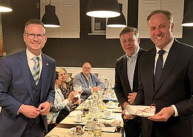 Bezirkstagspräsident Peter Daniel Forster (links), Pommerns Marschall Mieczysław Struk (rechts) und Sejmik-Vorsitzender Jan Kleinszmidt.